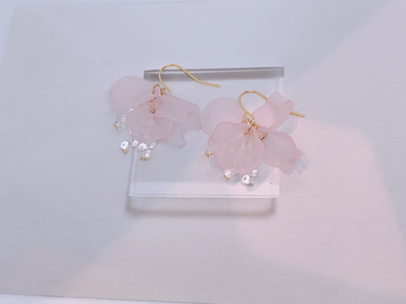 【002】花びらと雫のピアス/イヤリング(ピンク) 金属アレルギー対応 4枚目の画像