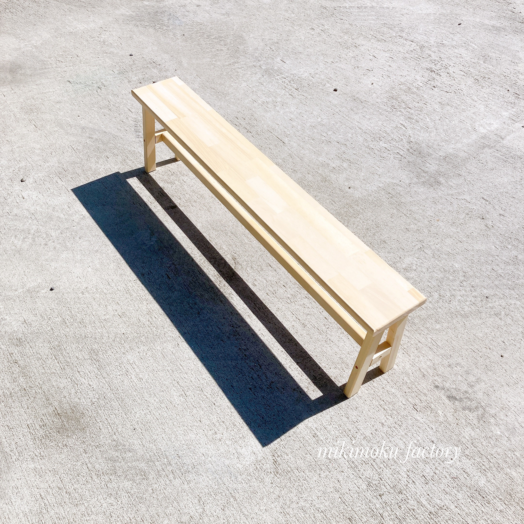 小さな長い三角脚のベンチチェア