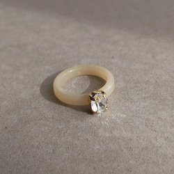 SALE [04] 奶油米/壓克力 x 高品質珠寶戒指 | 簡約樹脂戒指，金屬防過敏 第2張的照片