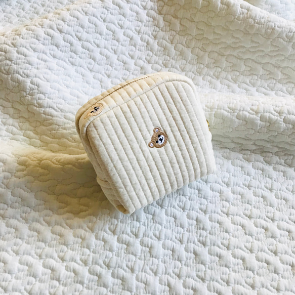 Sサイズ　kuma off-white minipouchミニポーチ　ヌビポーチ　ヌビ　イブル　くま　コスメポーチ 2枚目の画像