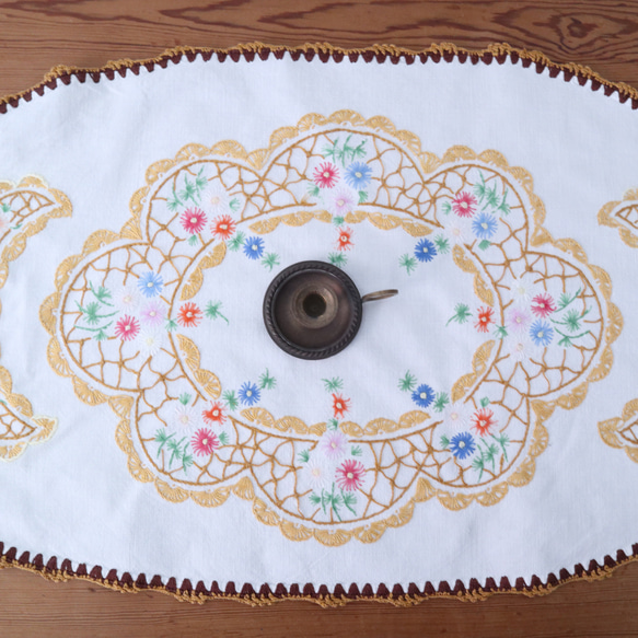 ドイツの手仕事/カラフルな小花の手刺繍と手編みレース オーバル型テーブルマット (ヴィンテージ) 4枚目の画像