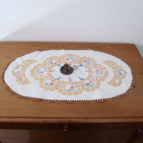 ドイツの手仕事/カラフルな小花の手刺繍と手編みレース オーバル型テーブルマット (ヴィンテージ) 3枚目の画像