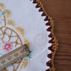 ドイツの手仕事/カラフルな小花の手刺繍と手編みレース オーバル型テーブルマット (ヴィンテージ) 12枚目の画像