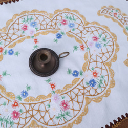 ドイツの手仕事/カラフルな小花の手刺繍と手編みレース オーバル型テーブルマット (ヴィンテージ) 7枚目の画像