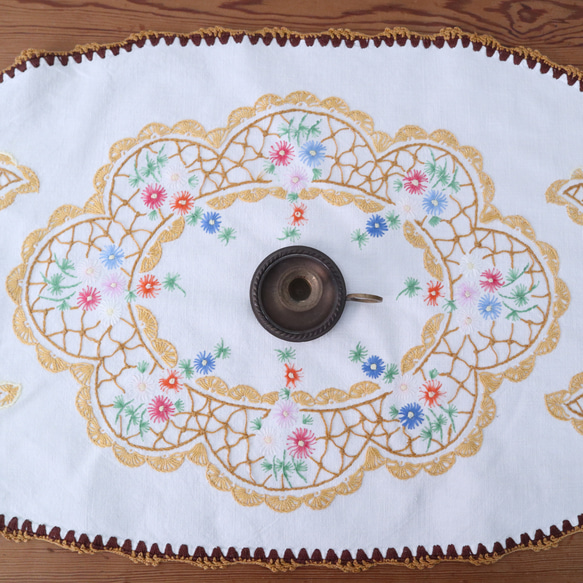ドイツの手仕事/カラフルな小花の手刺繍と手編みレース オーバル型テーブルマット (ヴィンテージ) 1枚目の画像