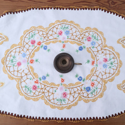 ドイツの手仕事/カラフルな小花の手刺繍と手編みレース オーバル型テーブルマット (ヴィンテージ) 8枚目の画像
