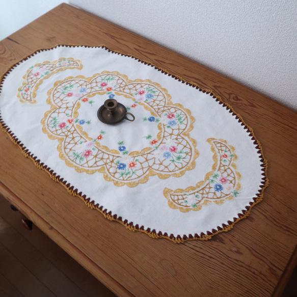 ドイツの手仕事/カラフルな小花の手刺繍と手編みレース オーバル型テーブルマット (ヴィンテージ) 2枚目の画像