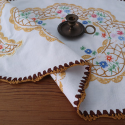 ドイツの手仕事/カラフルな小花の手刺繍と手編みレース オーバル型テーブルマット (ヴィンテージ) 6枚目の画像