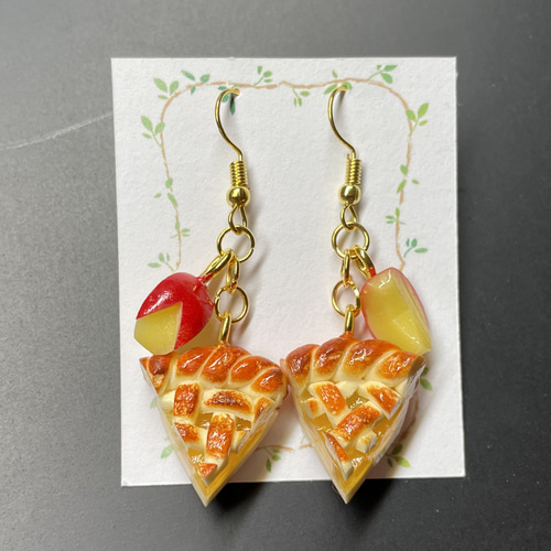 受注生産》焼き立てアップルパイのピアス♡フェイクスイーツ