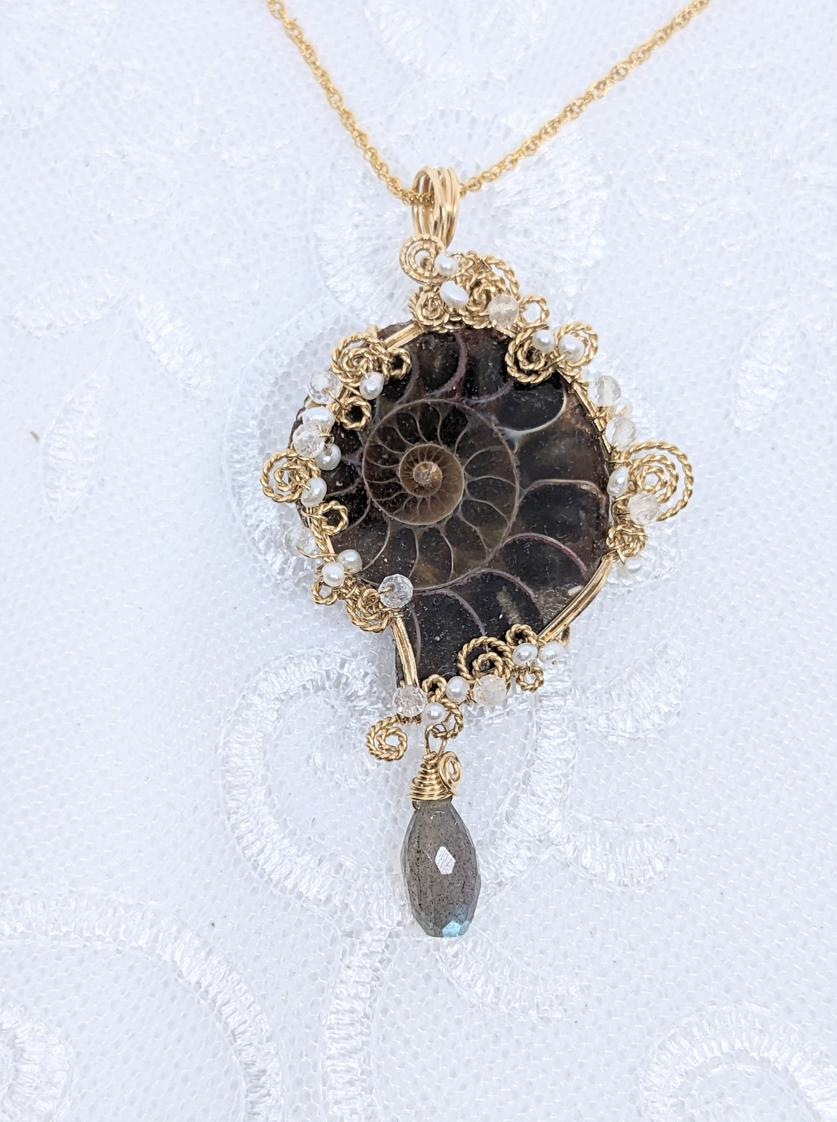 アンモナイトのワイヤーラッピングのペンダントトップ