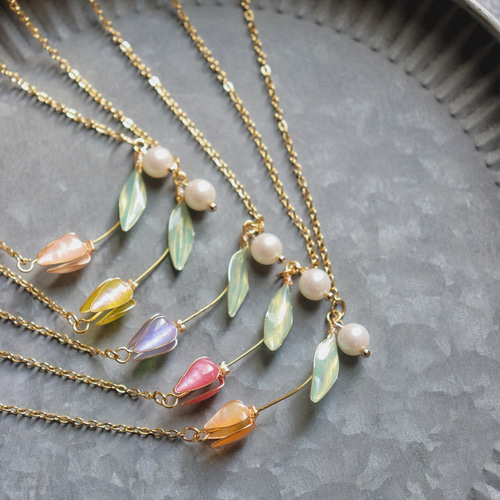 煌めくシェルパールのチューリップのネックレス 綺麗めネックレス  