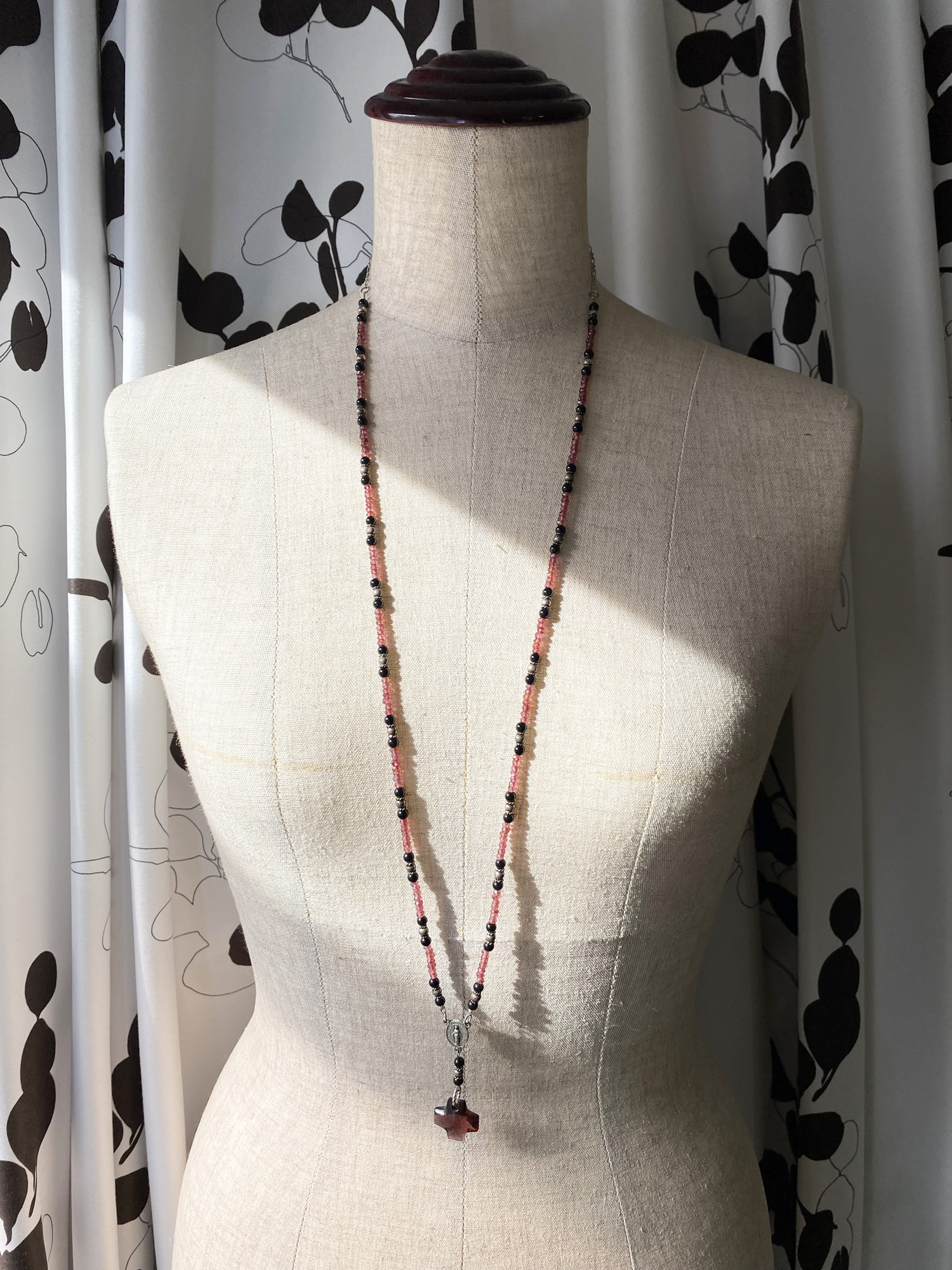 天然石◆ルビーとオニキスと飴みたいなキラキラ十字ガラスビーズのロングネックレス◆silver925使用◆検ペンダント