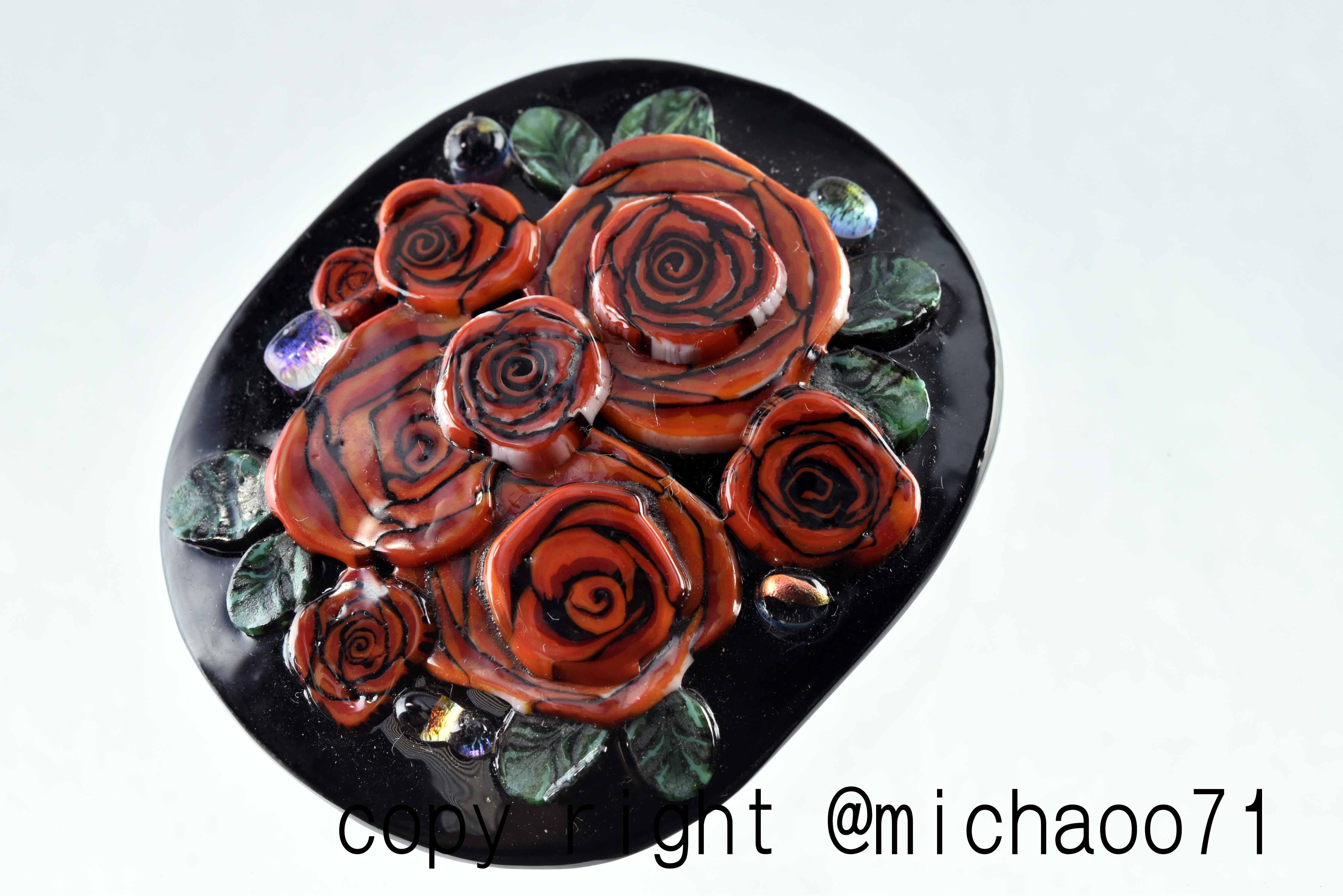 創作トンボ玉　　赤い薔薇　アートガラスのジュエリー　red roseペンダントトップ(10745-489ｙ）作家物一点物