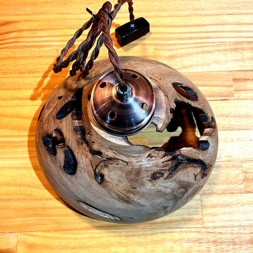 生木の栗のペンダントライト・ウロ穴大 シーリングライト・ペンダント