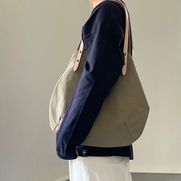 【2025再販】超軽量！塩縮ナイロンと極厚ヌメの丸型トートバッグ-Mサイズ【ベージュ】 3枚目の画像