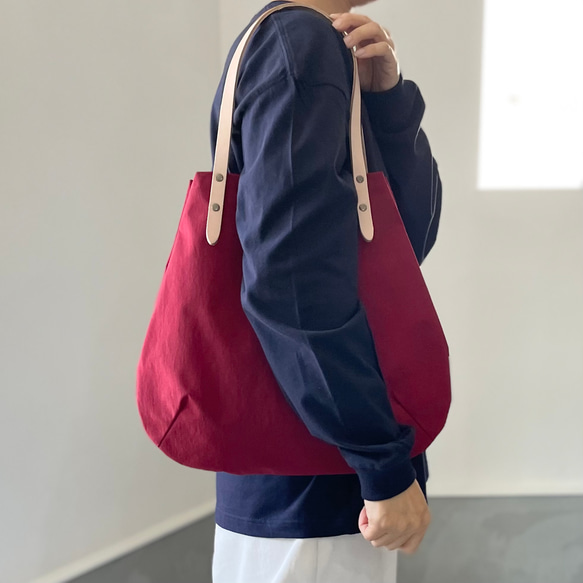 【2025再販】超軽量！塩縮ナイロンと極厚ヌメの丸型トートバッグ-Mサイズ【ベージュ】 19枚目の画像