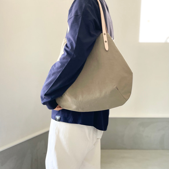【2025再販】超軽量！塩縮ナイロンと極厚ヌメの丸型トートバッグ-Mサイズ【ベージュ】 5枚目の画像