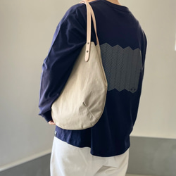 【2025再販】超軽量！塩縮ナイロンと極厚ヌメの丸型トートバッグ-Mサイズ【ベージュ】 6枚目の画像