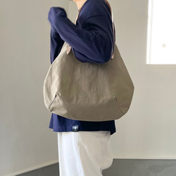 【2025再販】超軽量！塩縮ナイロンと極厚ヌメの丸型トートバッグ-Mサイズ【ベージュ】 4枚目の画像