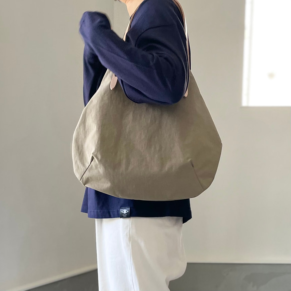 【2025再販】超軽量！塩縮ナイロンと極厚ヌメの丸型トートバッグ-Mサイズ【ベージュ】 4枚目の画像