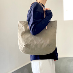 【2025再販】超軽量！塩縮ナイロンと極厚ヌメの丸型トートバッグ-Mサイズ【ベージュ】 9枚目の画像
