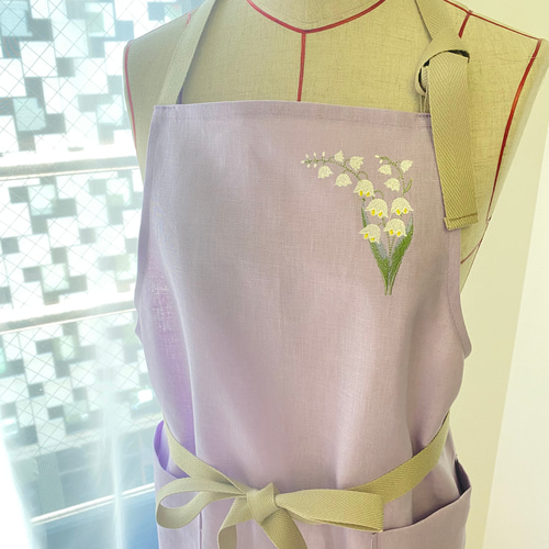 すずらん刺繍エプロン イエローグリーンとラベンダー色 イニシャル刺繍