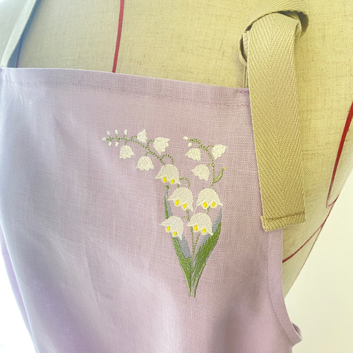 すずらん刺繍エプロン イエローグリーンとラベンダー色 イニシャル刺繍