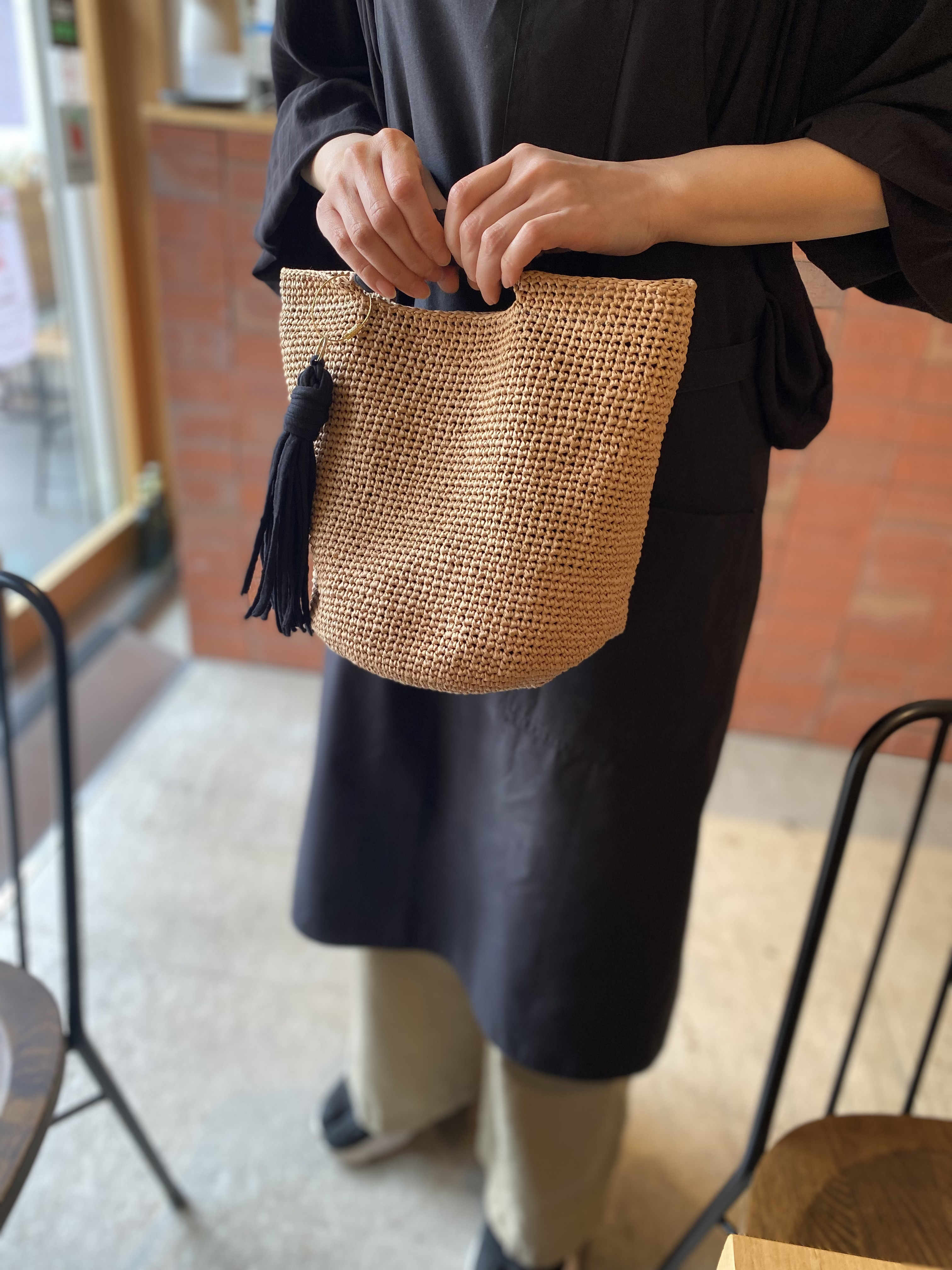 【Sサイズ】裏地＆マグネットボタン＆ポケット★☆タッセルチャーム付き☆ラフィアのマルシェバッグ