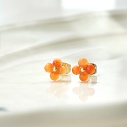 まるい天然石の小さいお花ピアス4枚花　カーネリアン　シンプル　サージカルステンレス　オレンジ ビビットカラー　金木犀　 1枚目の画像