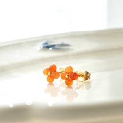 まるい天然石の小さいお花ピアス4枚花　カーネリアン　シンプル　サージカルステンレス　オレンジ ビビットカラー　金木犀　 3枚目の画像