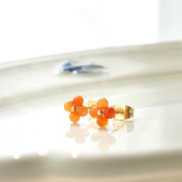 まるい天然石の小さいお花ピアス4枚花　カーネリアン　シンプル　サージカルステンレス　オレンジ ビビットカラー　金木犀　 3枚目の画像