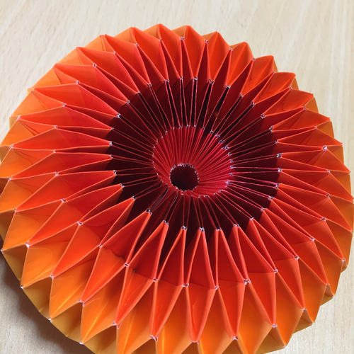 くるくる模様が変わる 万華鏡折り紙 【暖色】 立体・オブジェ mame