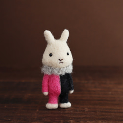 羊毛フェルトブローチ　ウサギホワイト　Darkブラック+ピンク 2枚目の画像