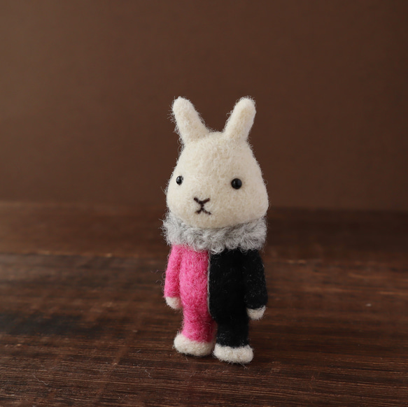 羊毛フェルトブローチ　ウサギホワイト　Darkブラック+ピンク 3枚目の画像