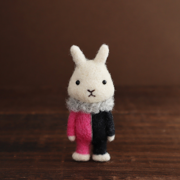 羊毛フェルトブローチ　ウサギホワイト　Darkブラック+ピンク 4枚目の画像