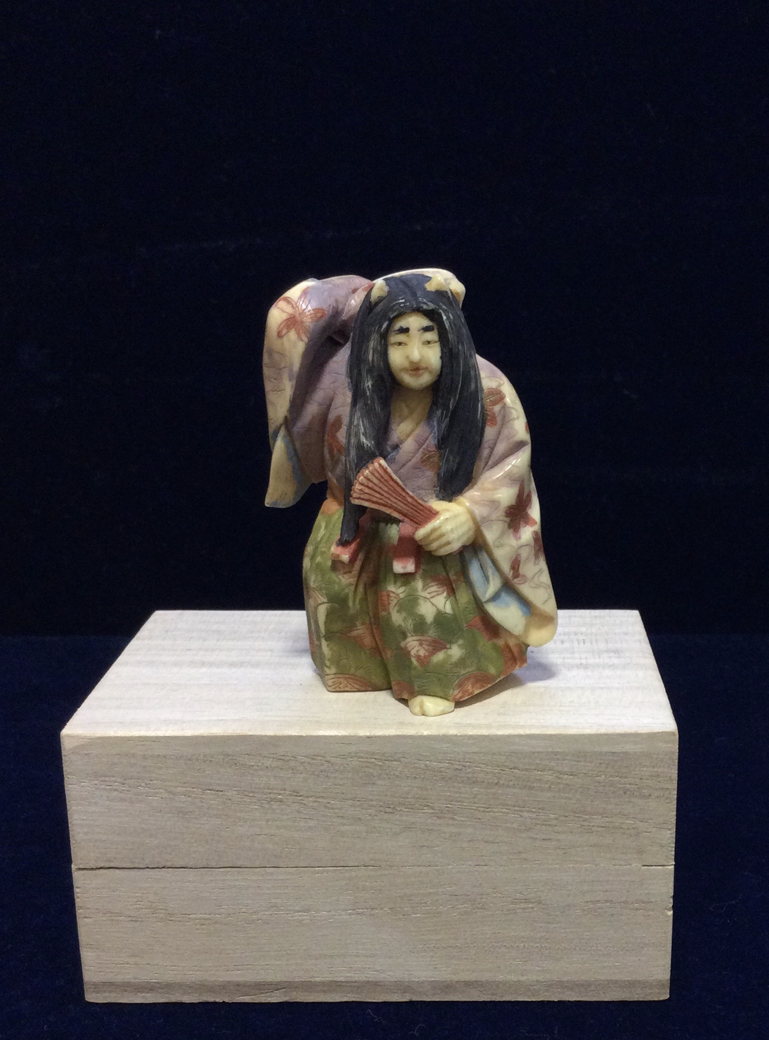 ☆特価！！象牙本根付　能楽舞　（顔料仕上げ）A-11 ※※