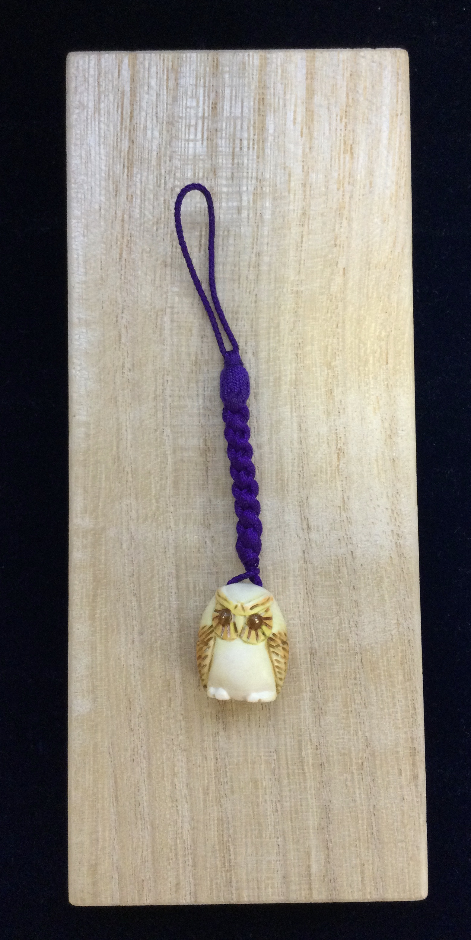 天然素材牙彫刻フクロウ根付け新品シルクの紐を付けています☆ー☆(*'▽'*) ☆象牙小根付 正絹紐 フクロウ（作家物）Y-1 ※※ キーホルダー