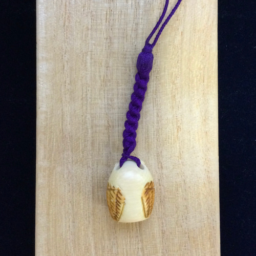 天然素材牙彫刻フクロウ根付け新品シルクの紐を付けています☆ー☆(*'▽'*) ☆象牙小根付 正絹紐 フクロウ（作家物）Y-1 ※※ キーホルダー