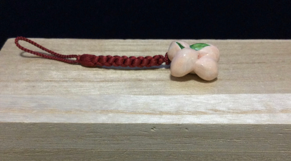 ★象牙小根付　正絹紐　桃（作家物）Y-16※※ 