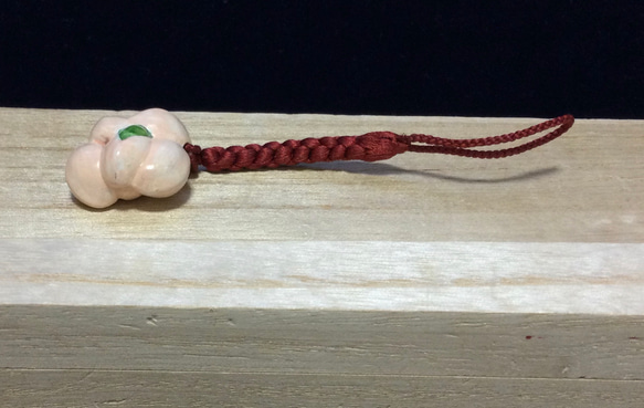 ★象牙小根付　正絹紐　桃（作家物）Y-16※※ 