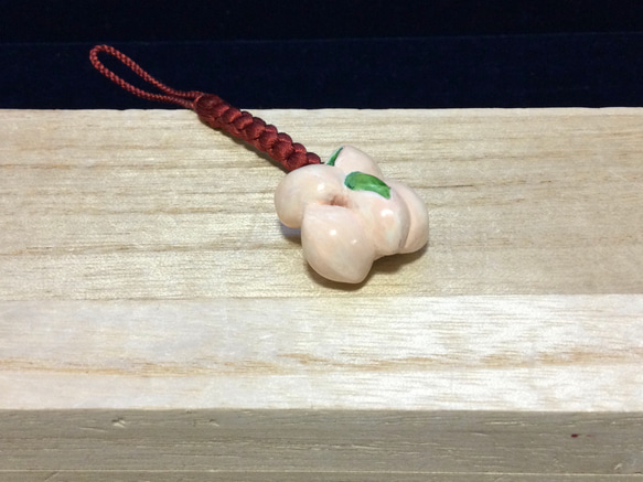 ★象牙小根付　正絹紐　桃（作家物）Y-16※※ 