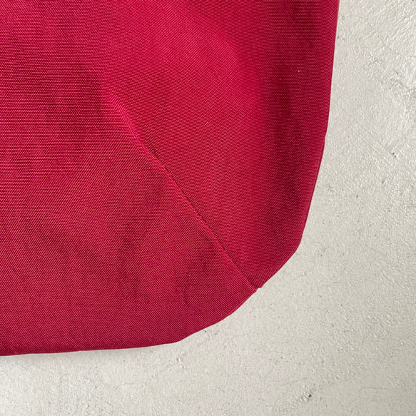 鹽縮尼龍加厚柔軟圓形托特包-M號【酒紅色】 第13張的照片