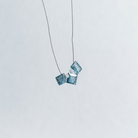 汗の気にならないシルクコードネックレス【インディゴブルーカイヤナイト&ダイヤモンド】 1枚目の画像
