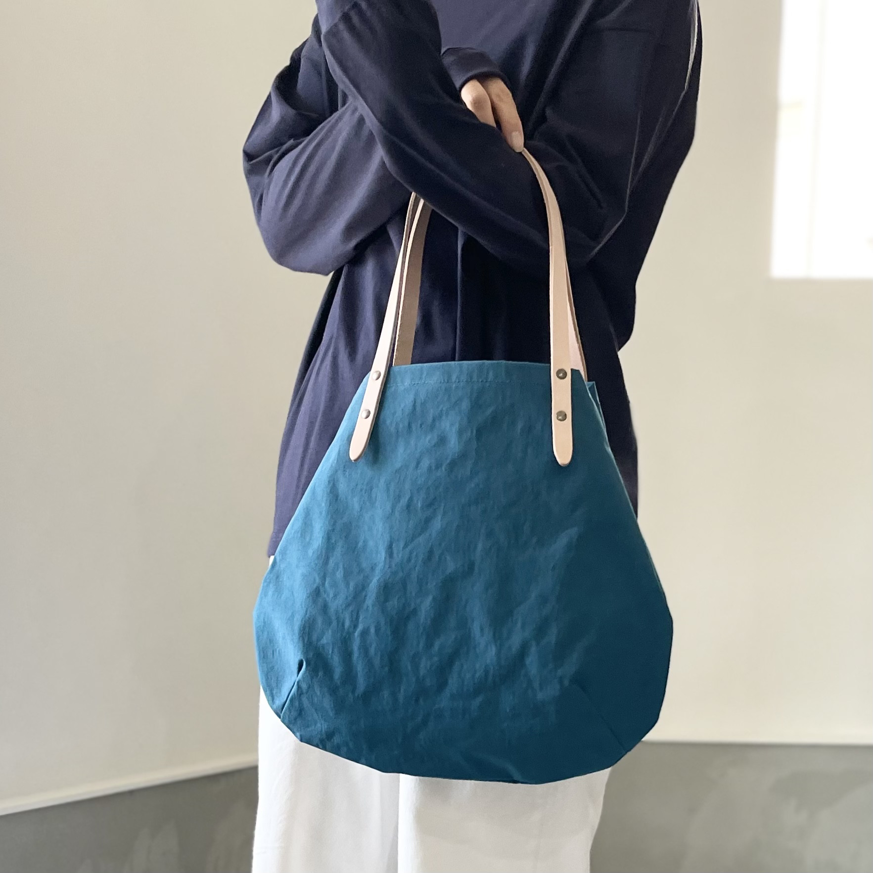 【2025再販】超軽量！塩縮ナイロンと極厚ヌメの丸型トートバッグ-Mサイズ【セルリアンブルー】