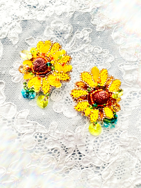 【両耳ピアス】soleil（ソレイユ）ビーズ刺繍ピアスhappy yellow flower サージカルステンレス金具 1枚目の画像