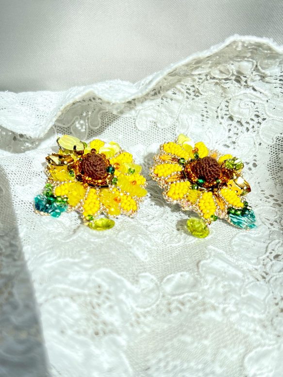 【両耳ピアス】soleil（ソレイユ）ビーズ刺繍ピアスhappy yellow flower サージカルステンレス金具 7枚目の画像