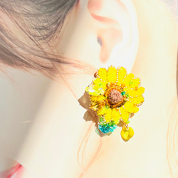 【両耳ピアス】soleil（ソレイユ）ビーズ刺繍ピアスhappy yellow flower サージカルステンレス金具 2枚目の画像