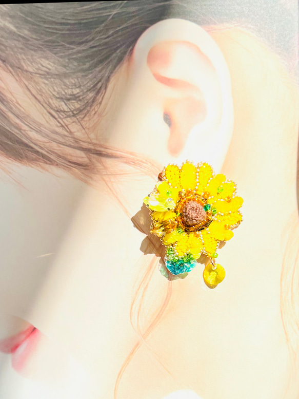 【両耳ピアス】soleil（ソレイユ）ビーズ刺繍ピアスhappy yellow flower サージカルステンレス金具 2枚目の画像
