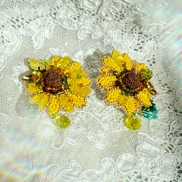 【両耳ピアス】soleil（ソレイユ）ビーズ刺繍ピアスhappy yellow flower サージカルステンレス金具 4枚目の画像
