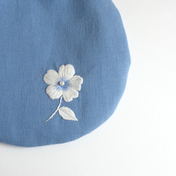 刺繍のまんまる巾着袋（ホワイトフラワーとお花の小鳥さん刺繍の巾着（スカイブルー） 3枚目の画像